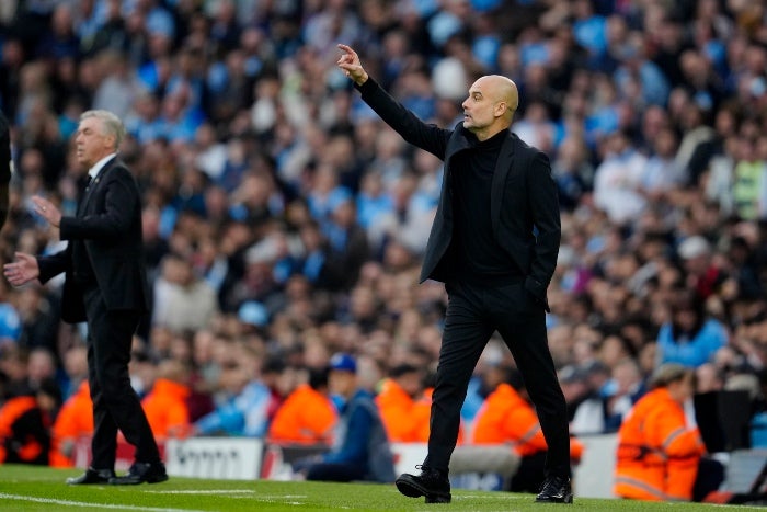 Pep da indicaciones durante el partido