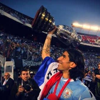 'Loco' Abreu celebrando la Copa América con Uruguay