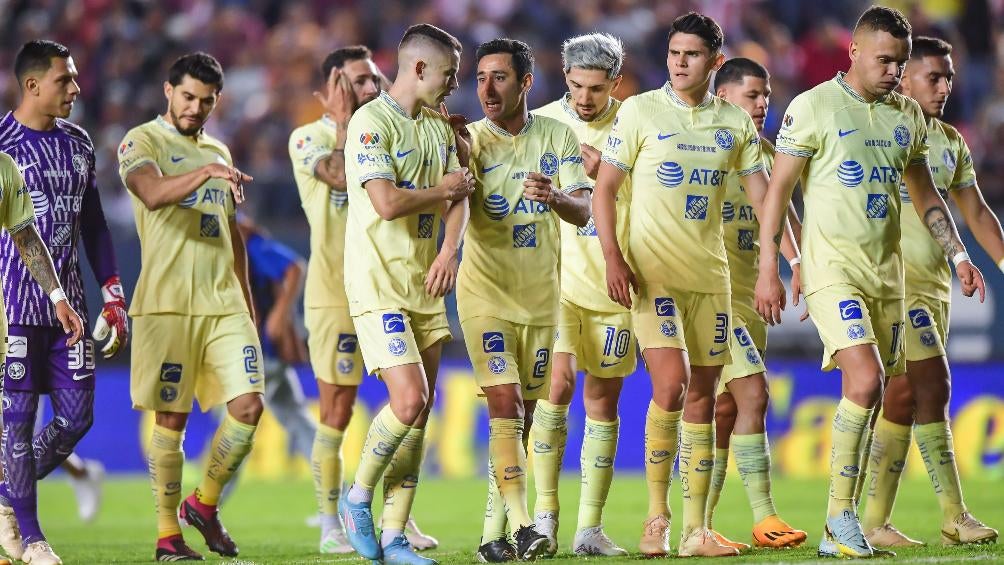 Jugadores del América conversan rumbo al vestidor