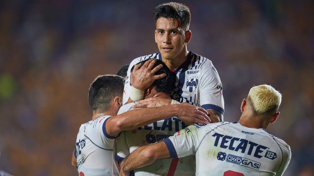 Maxi Meza festeja su gol con los compañeros