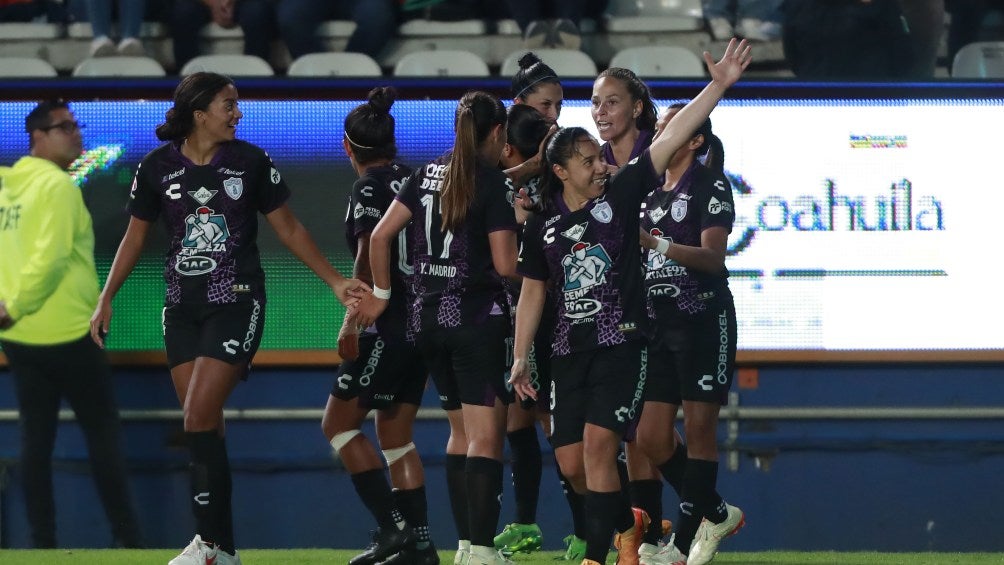 Las jugadoras de Pachuca festejan un gol 