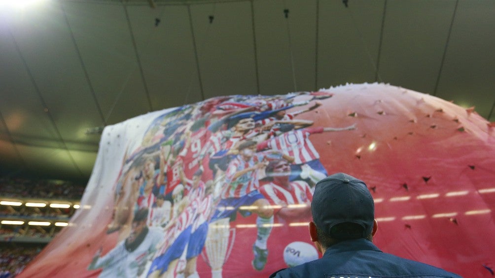 La afición recibió a sus Chivas con un tifo