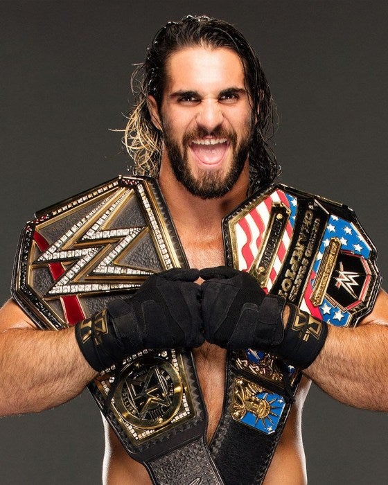 Seth Rollins posa con sus cinturones de la WWE