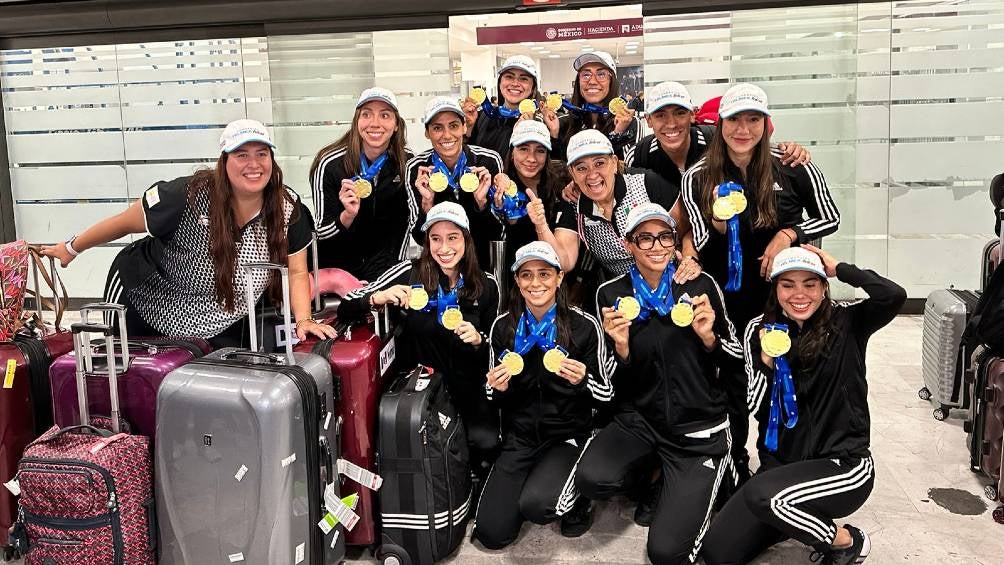 El equipo mexicano de natación artística presume sus medallas