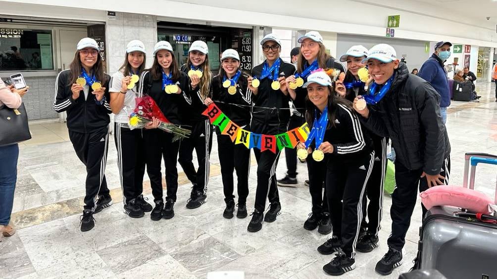 El equipo mexicano de natación artística a su llegada a CDMX