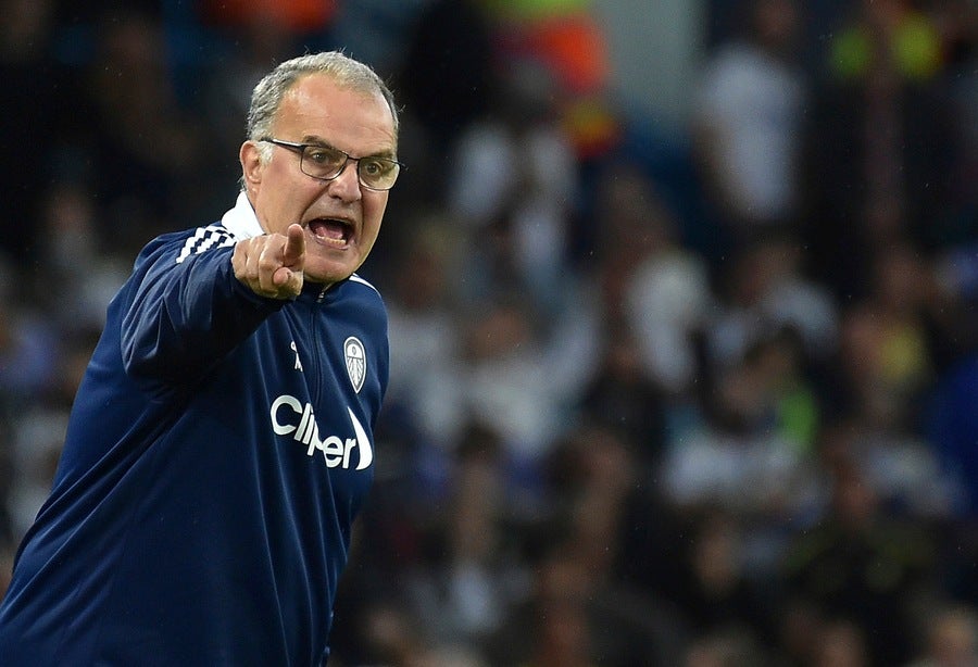 Marcelo Bielsa dirigiendo con el Leeds United