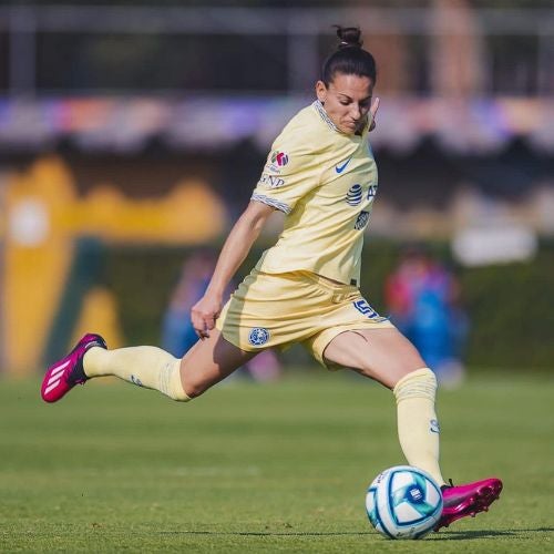 Aurélie Kaci en un partido con América Femenil