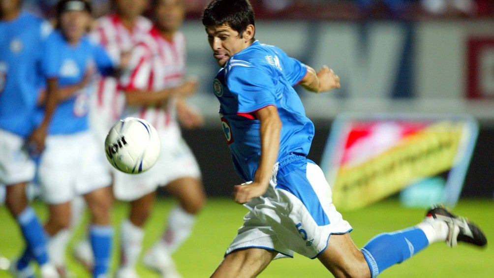 Caniza a punto de impactar el balón contra el Necaxa