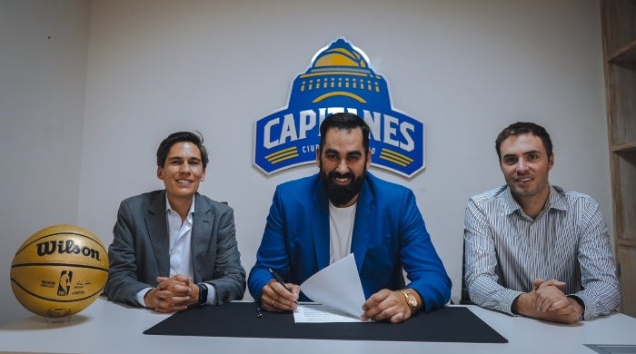 Ramón Díaz junto a los directivos del equipo