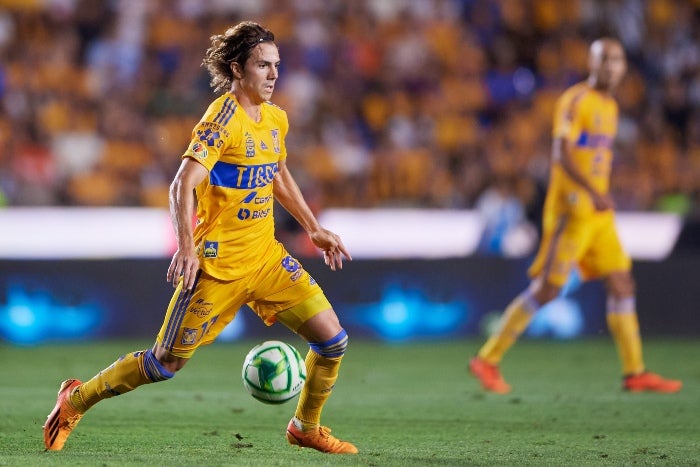 Sebastián Córdova conduce el balón