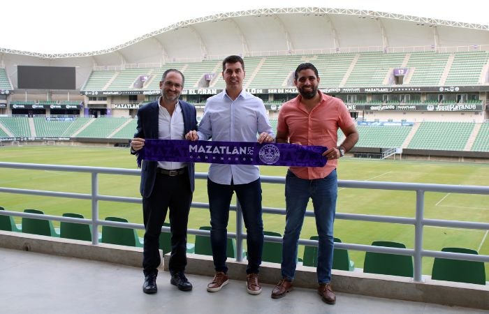 Ismael Rescalvo en su presentación con Mazatlán FC