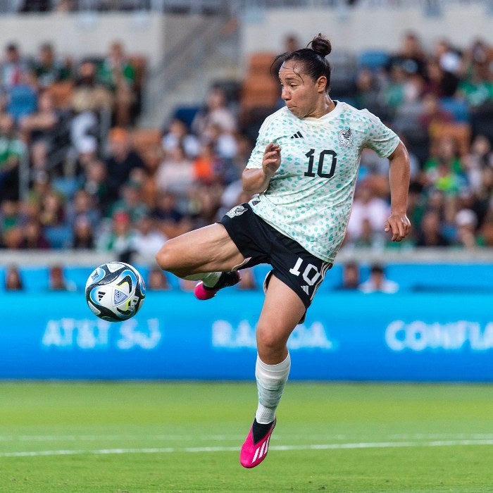 Charlyn Corral en juego con la Selección