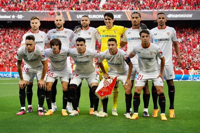 Los jugadores se toman la foto previo a iniciar la Semifinal de Vuelta