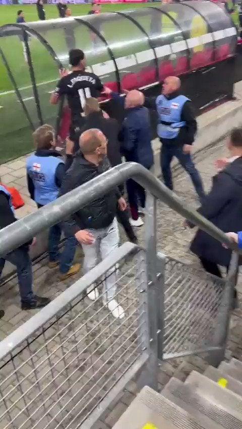 Lucas Paquetá, del West Ham, en la trifulca con ultras del AZ Alkmaar