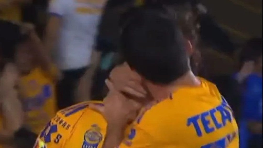 Vigón le da 'beso en la boca' a Córdova en el Tigres vs Rayados y video se hace viral 