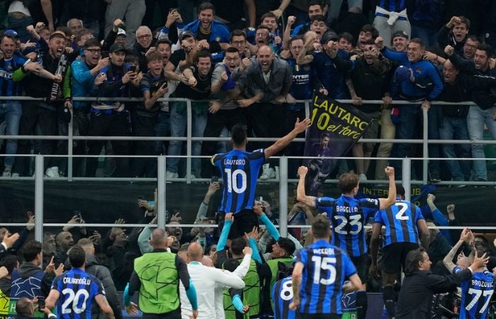 Lautaro Martínez celebrando su gol ante el Milan en la Champions League