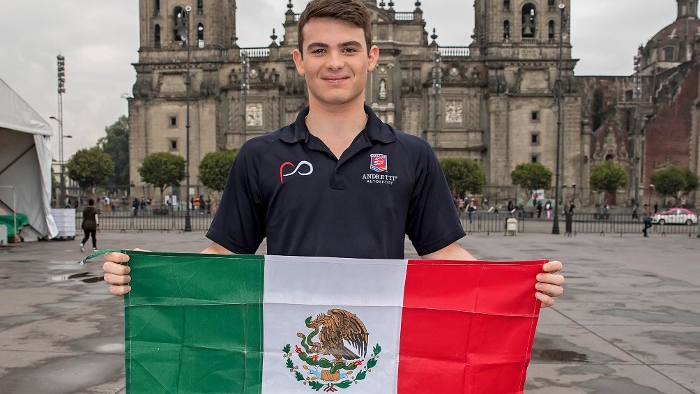 Pato O'Ward posa con la bandera de México