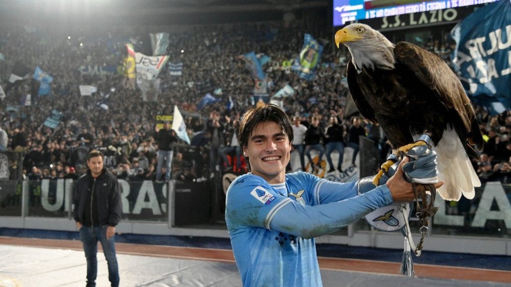 Sonriente con un águila en el brazo