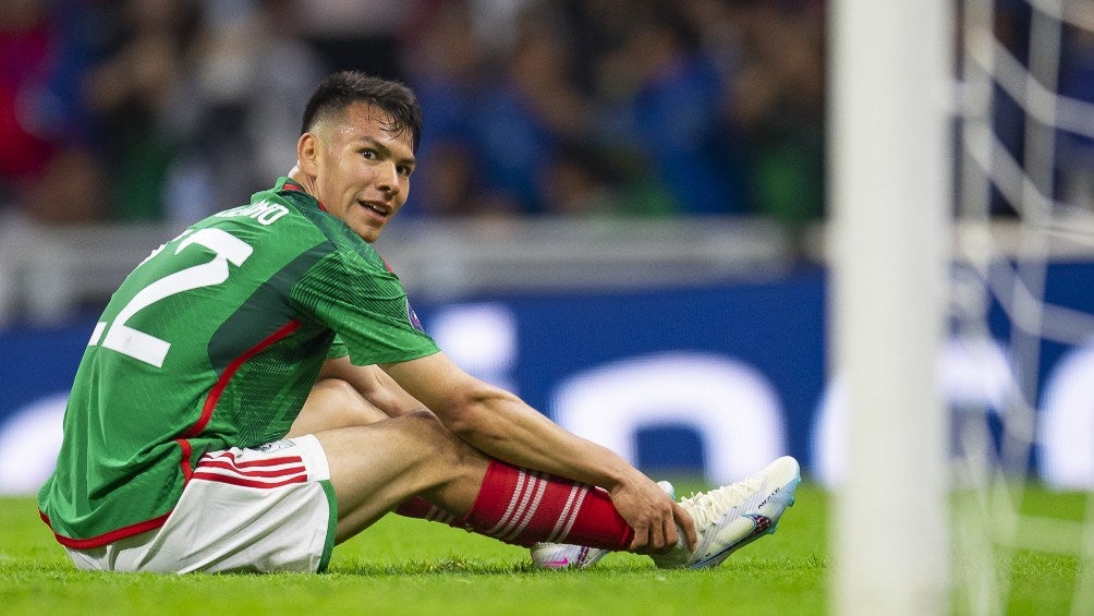 Chucky Lozano obre el césped del Estadio Azteca