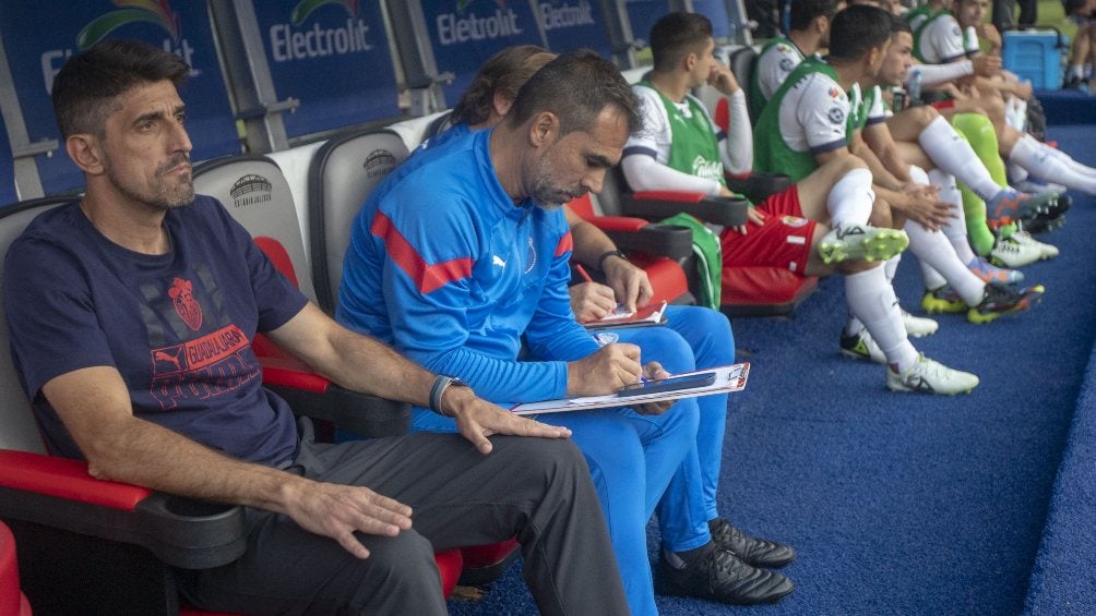 Paunovic junto a su equipo en la banca