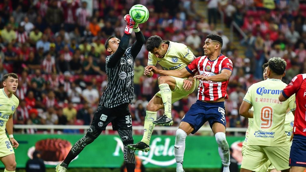 Malagón rechaza un centro de las Chivas