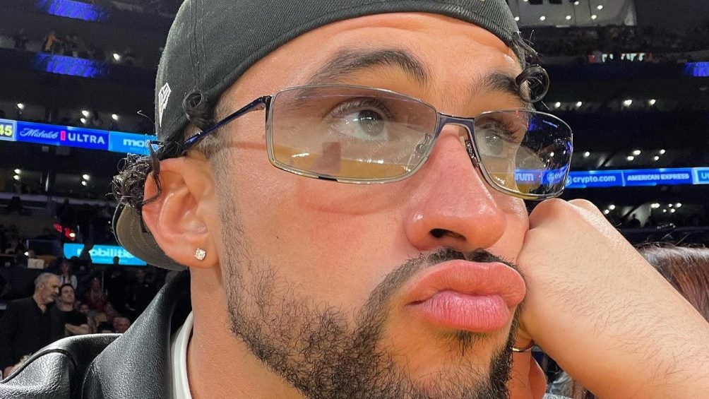 Bad Bunny se toma una selfie con cara de aburrición