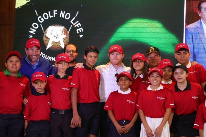 Canelo Álvarez apoya a los niños deportistas