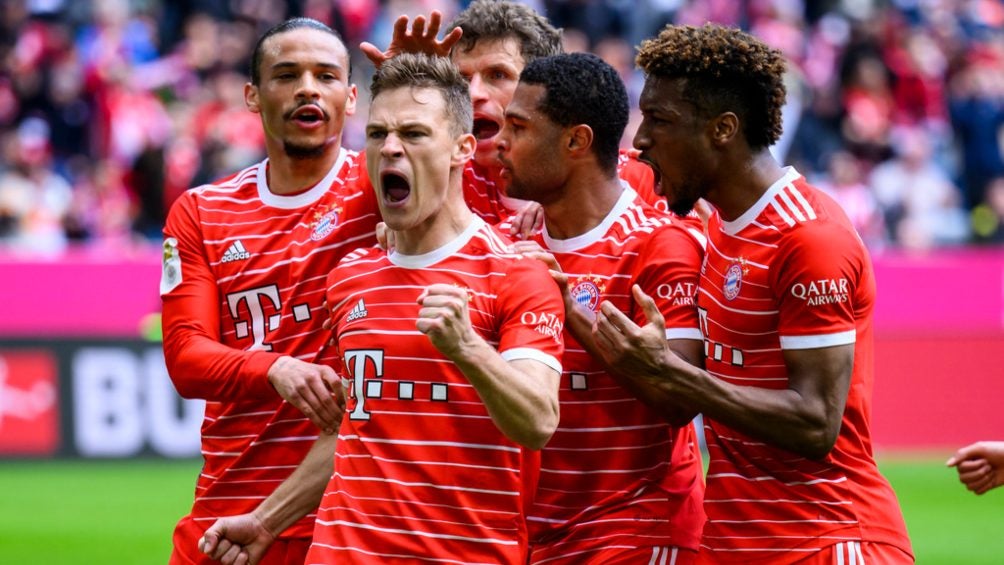 Jugadores del Bayern festejan una anotación