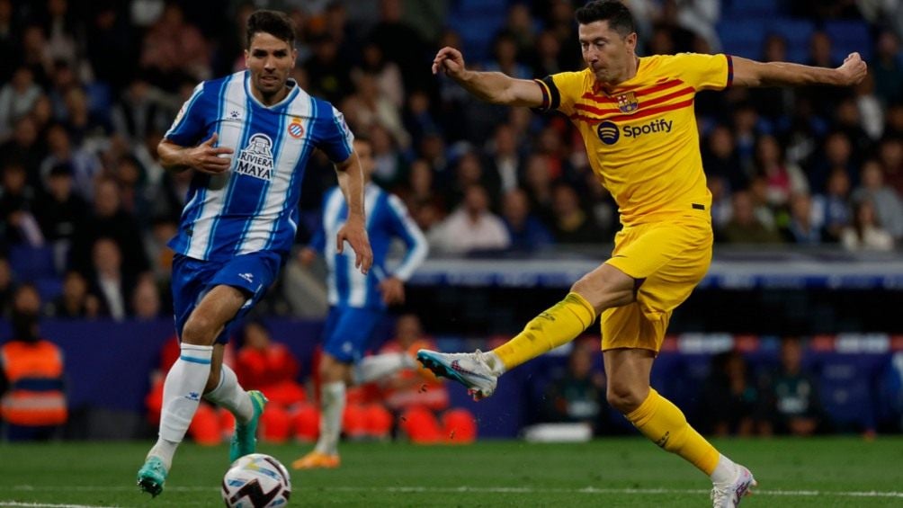 Lewandowski intenta el remate ante el Espanyol