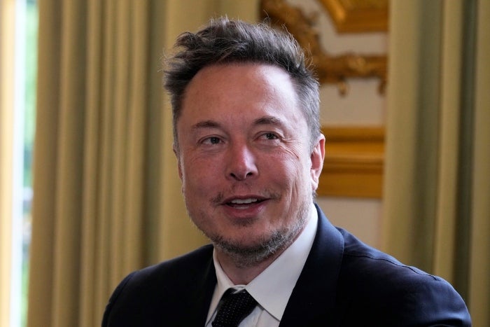 Elon Musk previo a su charla con Emmanuel Macron