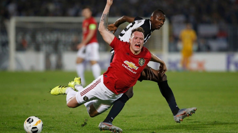 Jones recibe una falta jugando con el Manchester United 