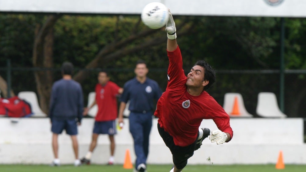 El arquero entrenando con las Chivas