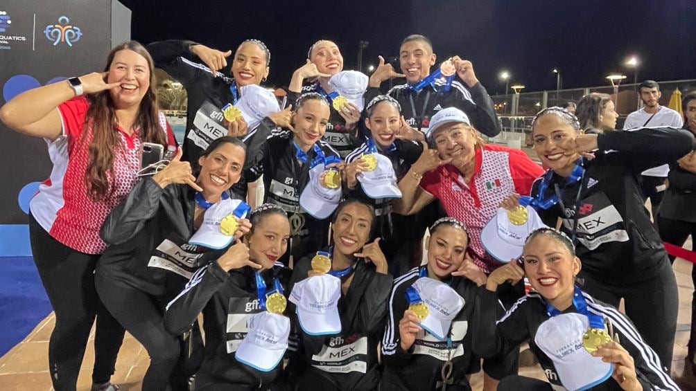 El equipo de Natación Artística posa con sus medallas