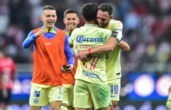 Miguel Layún y jugadores del América festejando ante Chivas