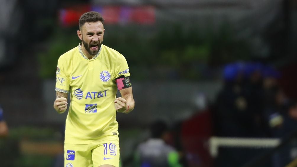 Miguel Layún festejando un gol de América