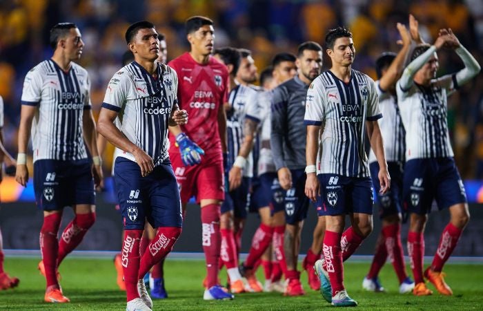 Jugadores de Rayados tras el empate ante Tigres en el Volcán