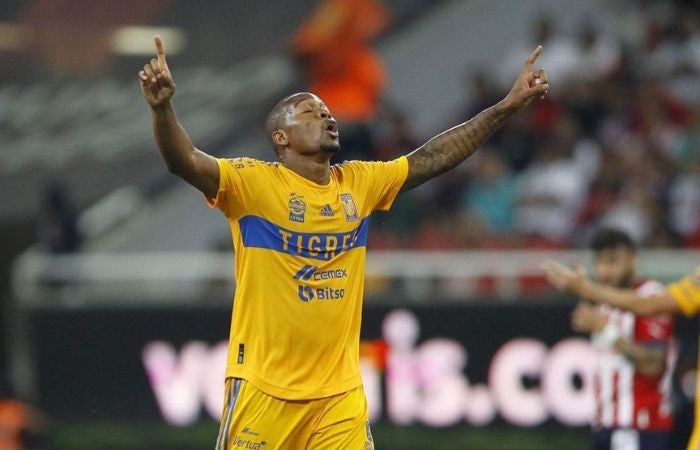 Samir Caetano celebrando un gol suyo con Tigres