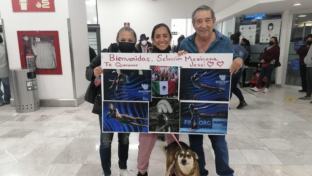 Jessica Sobrino es recibida por su familia en el aeropuerto