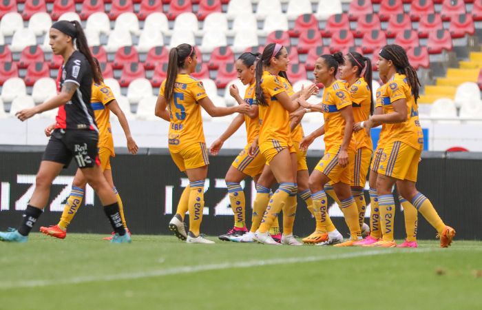 Tigres Femenil festejando un gol ante Atlas