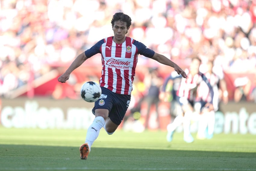 JJ Macías en un partido de Chivas