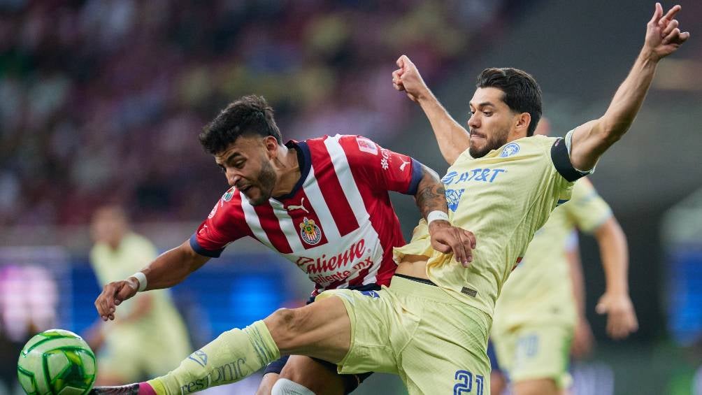 Henry Martín disputa un balón con Alexis Vega