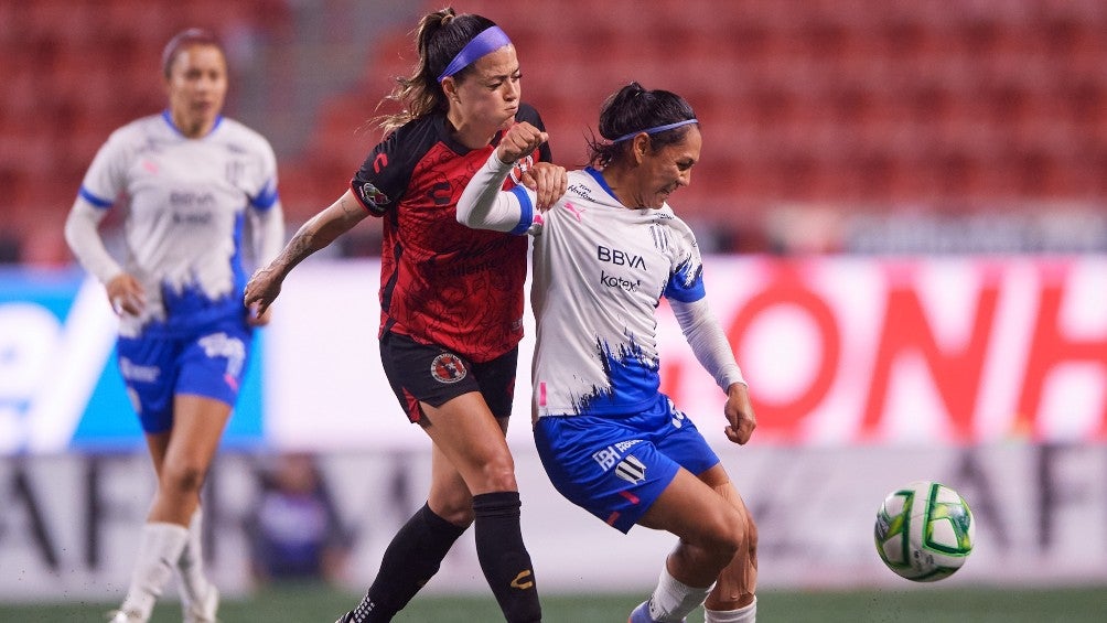 Diana Evangelista protege el balón ante la marca de Toraya