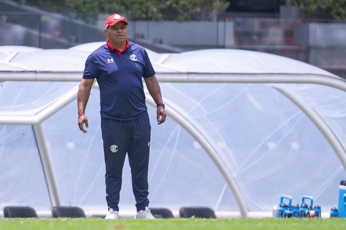 Carlos Morales dirigiendo en el juego de la Final