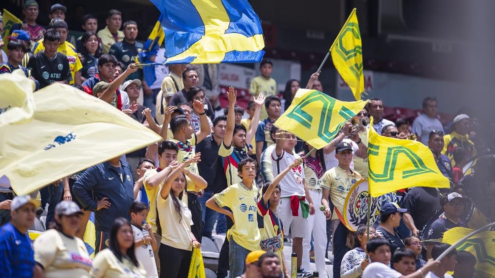 La afición del América apoyando a sus jugadores