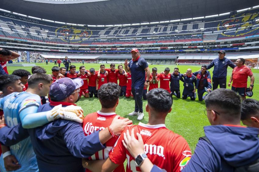 Carlos Morales conversa con los jóvenes durante la Final