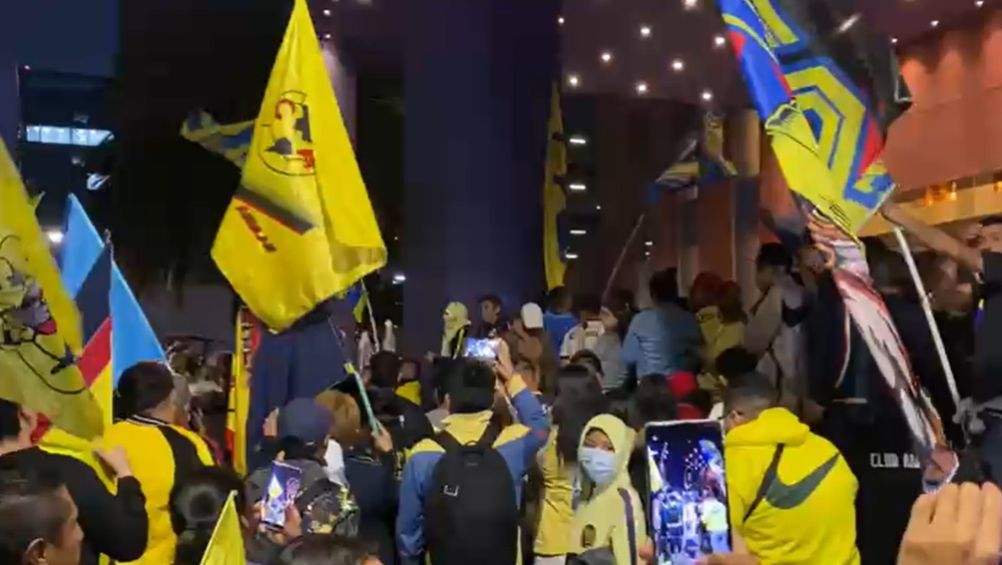 América: Aficionados llevaron serenata al hotel previo al Clásico Nacional ante Chivas