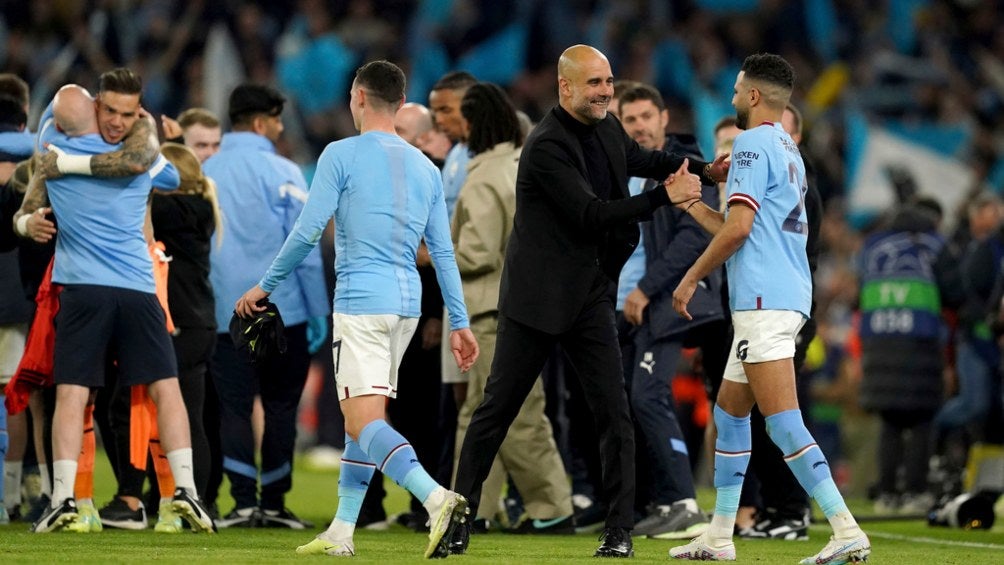 Pep Guardiola feliz con sus jugadores tras eliminar al Real Madrid