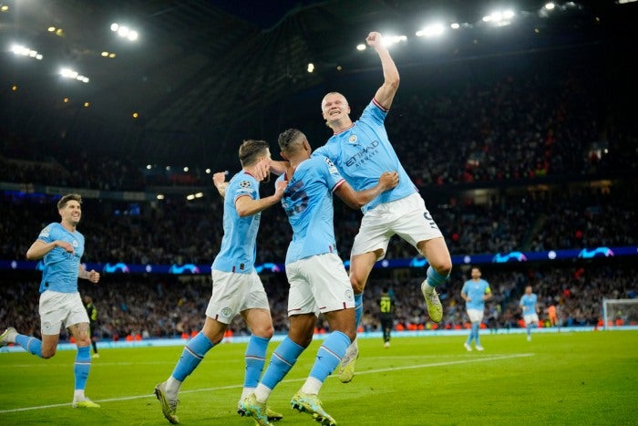 Jugadores del Manchester City celebran gol contra el Real Madrid