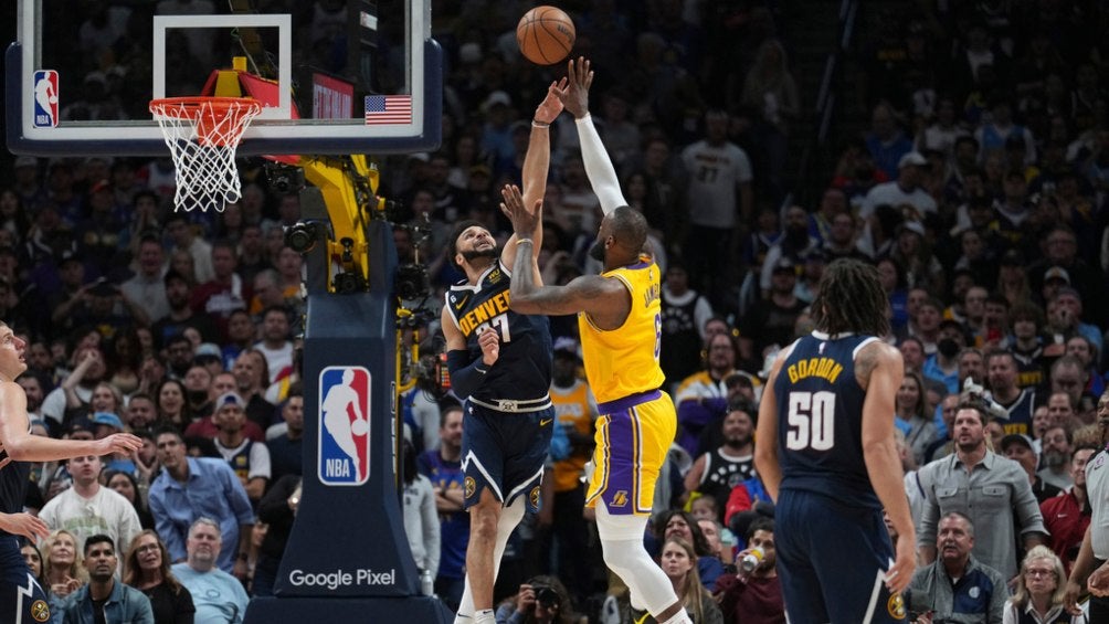 LeBron James intenta el tiro frente a los Nuggets