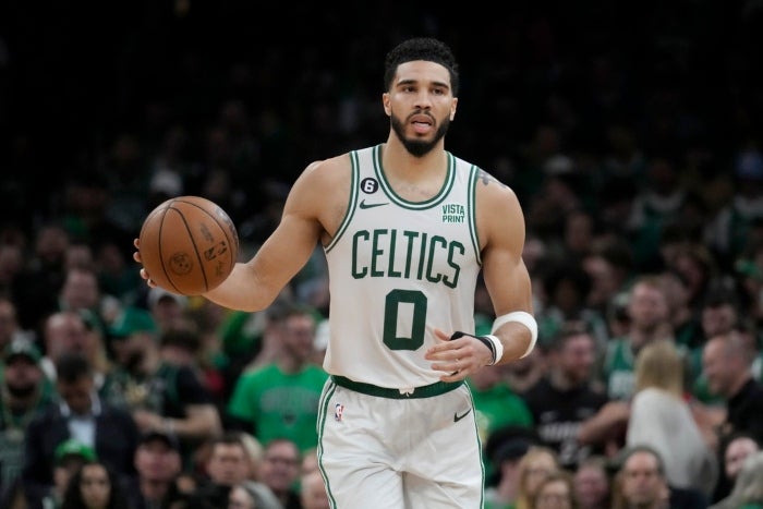 Jayson Tatum con el balón en sus manos previo hacer una jugada